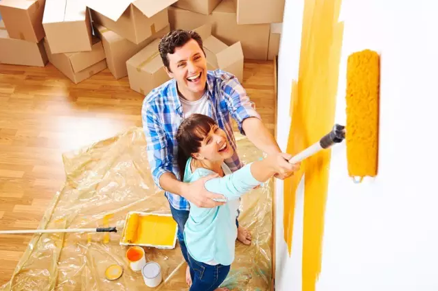 家里刷油漆好还是贴墙纸好？